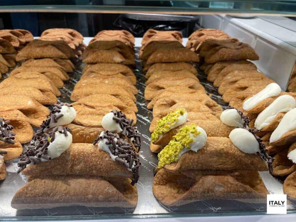 Pastries in the form of a roll with cream and chocolate, or pistachio cream on top.